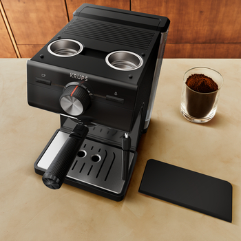 Απεικονίζεται η μηχανή δίπλα στη λαστιχένια βάση της.